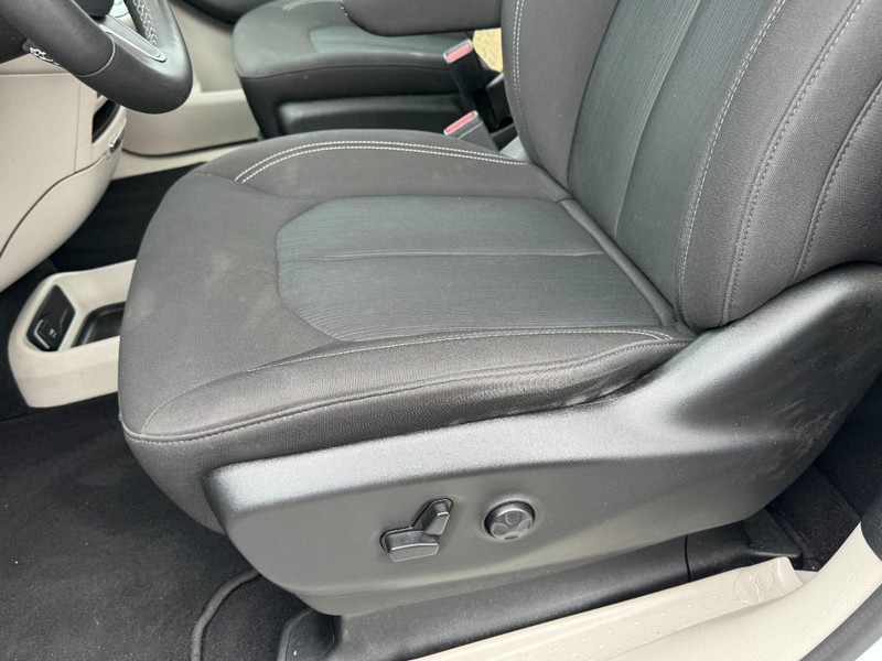 Chrysler Voyager Vehicle Full-screen Gallery Image 26