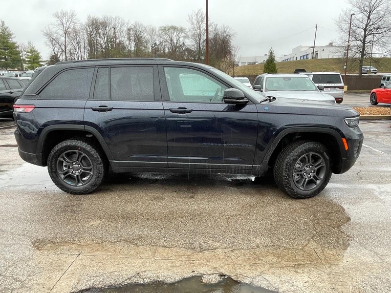 Jeep Grand Cherokee 4xe Vehicle Image 02