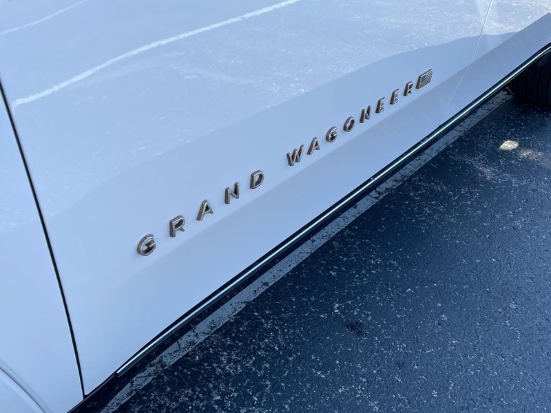 Jeep Grand Wagoneer L Vehicle Image 11