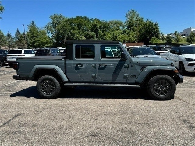 Jeep Gladiator Vehicle Image 02