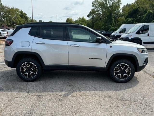 Jeep Compass Vehicle Image 02