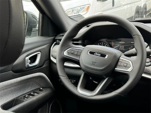 Jeep Compass Vehicle Image 21