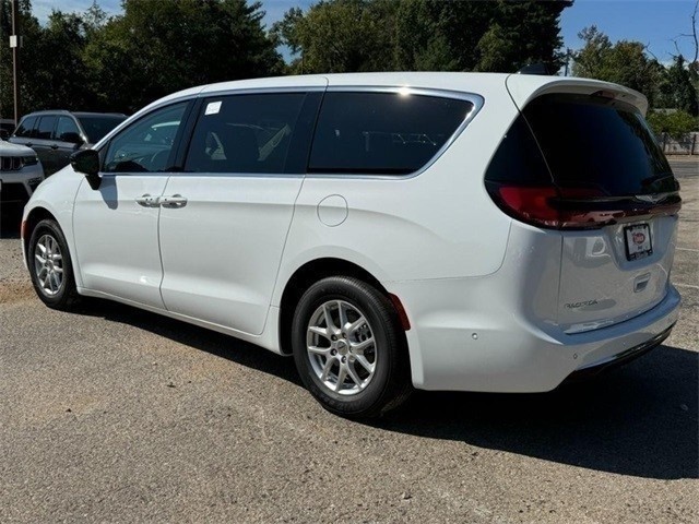 Chrysler Pacifica Vehicle Image 04