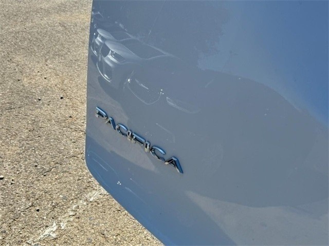 Chrysler Pacifica Vehicle Image 12