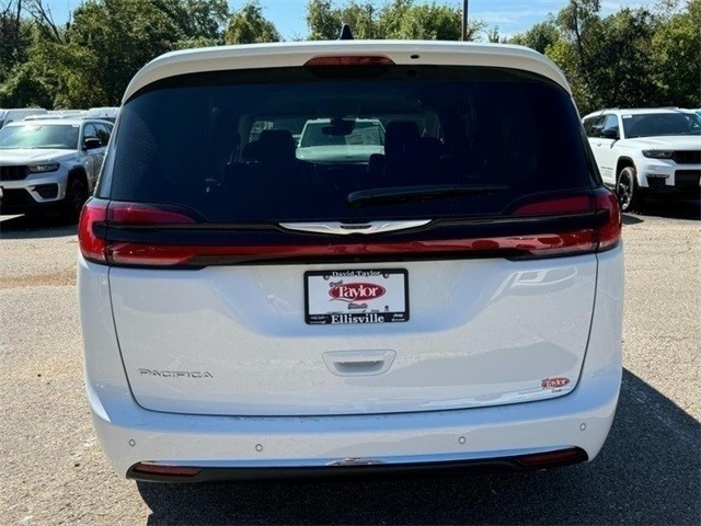 Chrysler Pacifica Vehicle Image 15