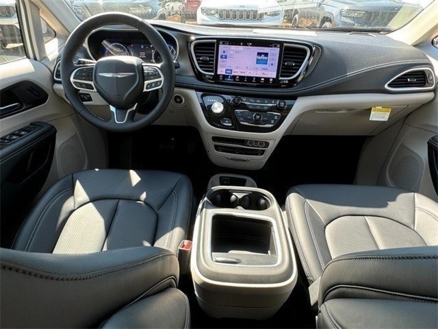 Chrysler Pacifica Vehicle Image 19