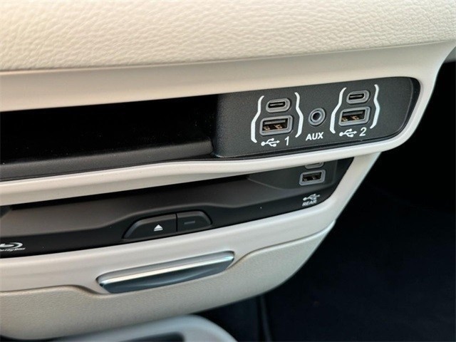 Chrysler Pacifica Vehicle Image 30