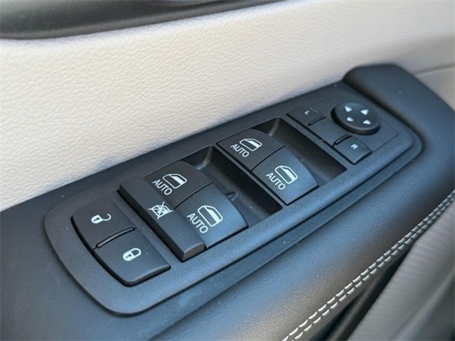 Chrysler Pacifica Vehicle Image 34