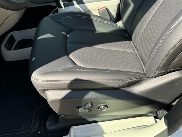 Chrysler Pacifica Vehicle Image 36