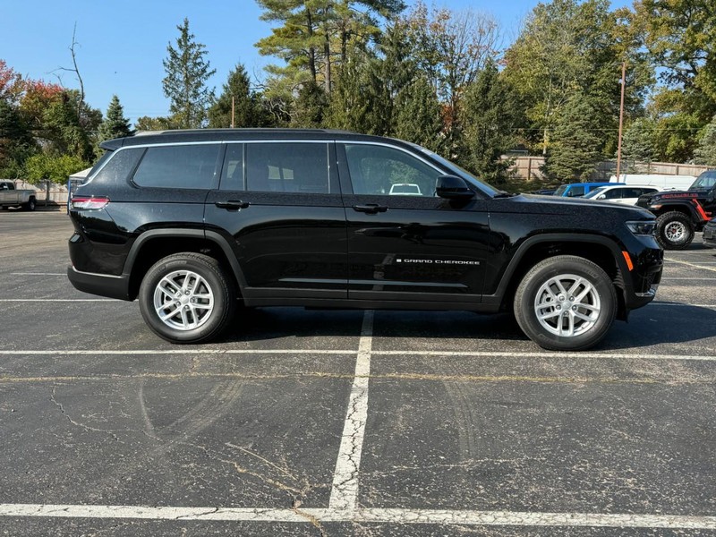 Jeep Grand Cherokee L Vehicle Image 02