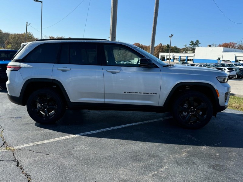 Jeep Grand Cherokee Vehicle Image 02