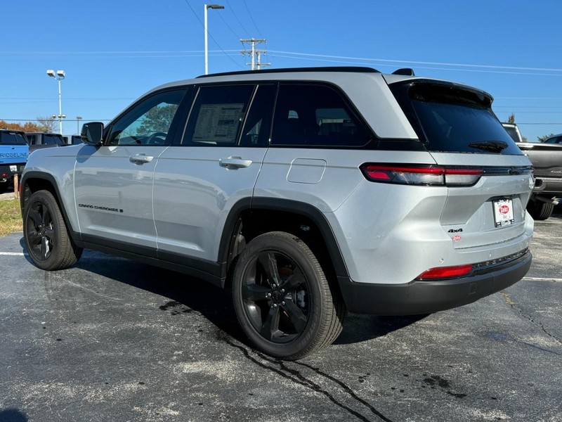 Jeep Grand Cherokee Vehicle Image 04