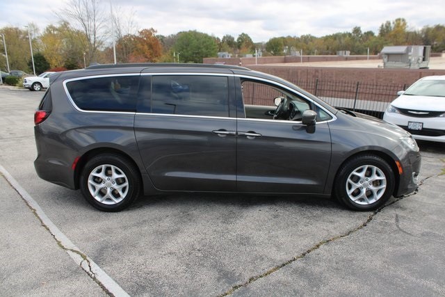 Chrysler Pacifica Vehicle Image 28