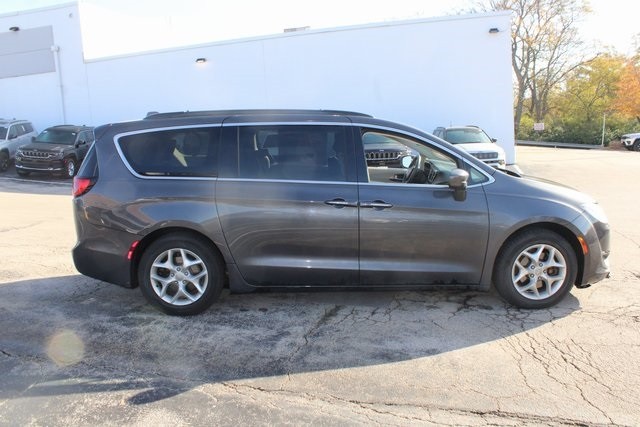 Chrysler Pacifica Vehicle Image 36