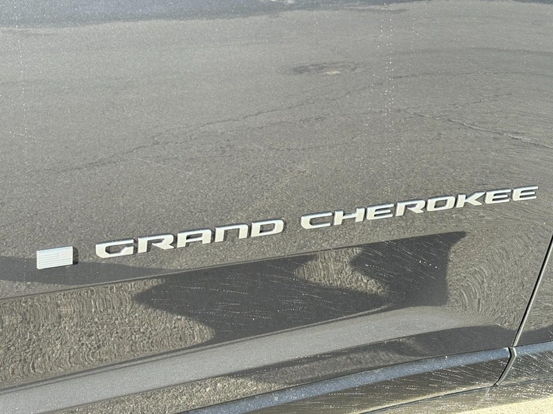 Jeep Grand Cherokee Vehicle Image 15