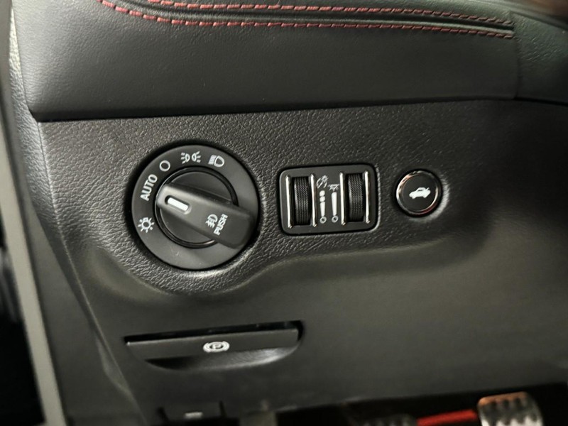 Dodge Challenger Vehicle Image 30