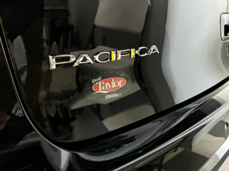 Chrysler Pacifica Vehicle Image 11