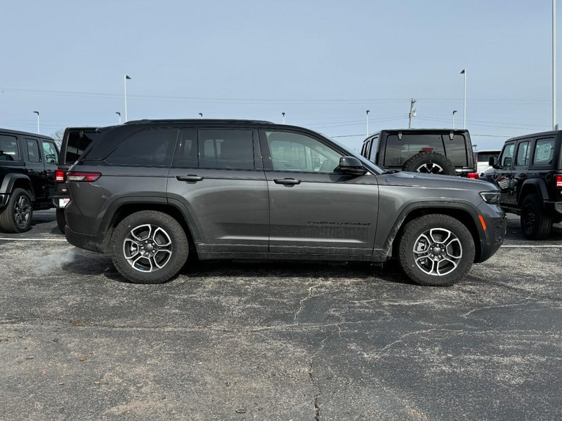 Jeep Grand Cherokee 4xe Vehicle Image 02