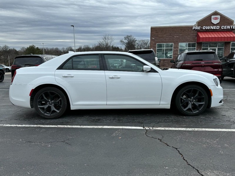 Chrysler 300 Vehicle Image 02