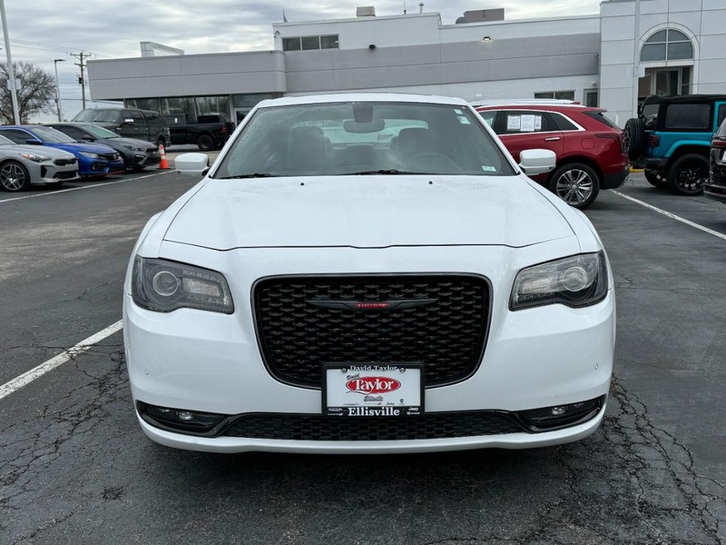 Chrysler 300 Vehicle Image 09