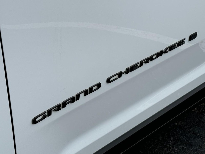 Jeep Grand Cherokee Vehicle Image 11