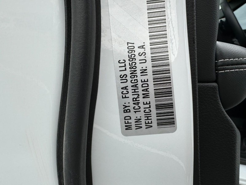 Jeep Grand Cherokee Vehicle Image 32