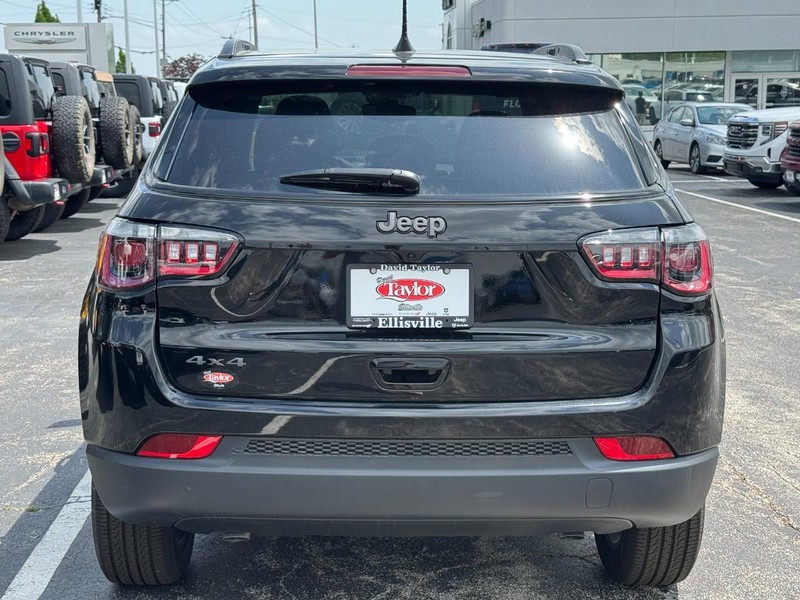 Jeep Compass Vehicle Image 13
