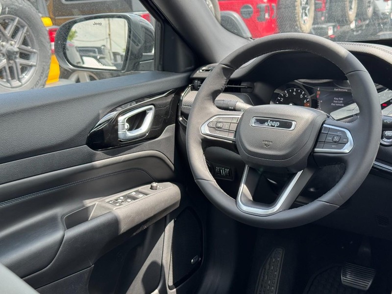 Jeep Compass Vehicle Image 17