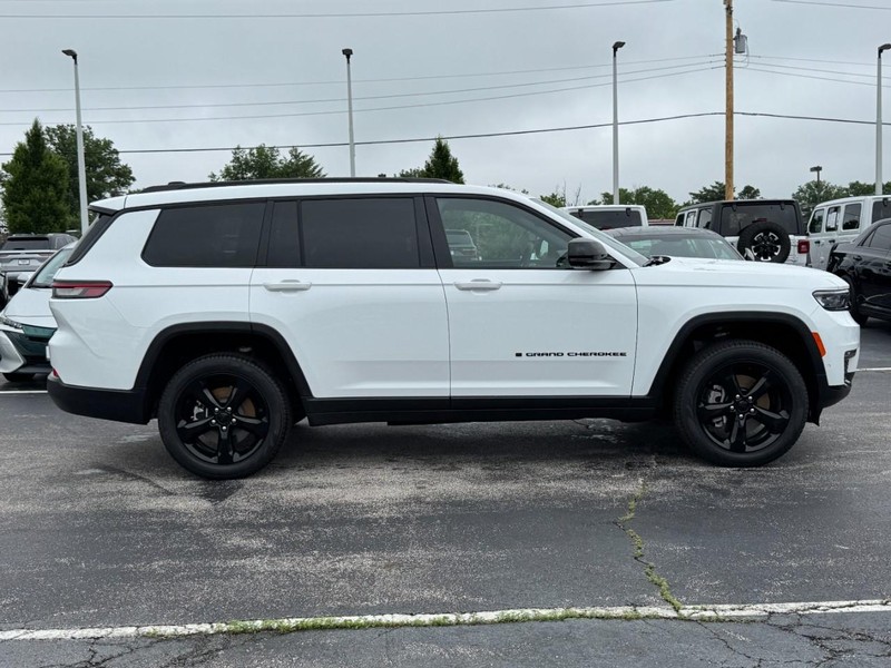 Jeep Grand Cherokee L Vehicle Image 02