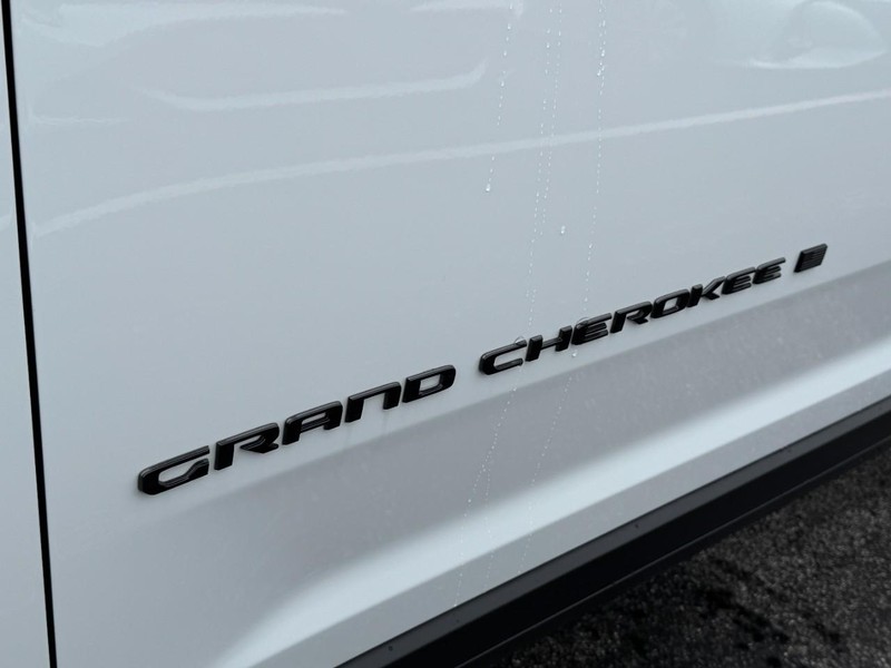 Jeep Grand Cherokee L Vehicle Image 11