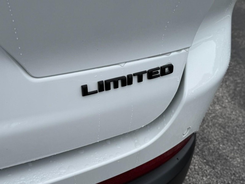 Jeep Grand Cherokee L Vehicle Image 12
