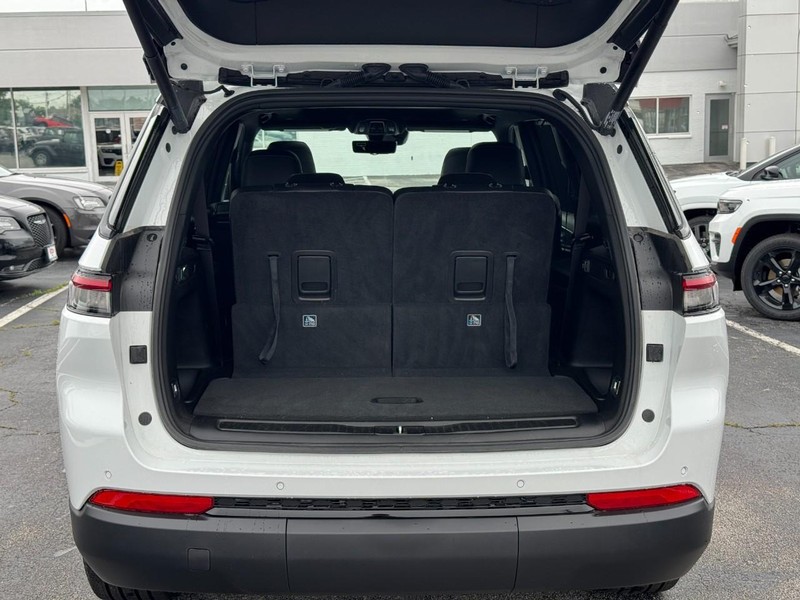 Jeep Grand Cherokee L Vehicle Image 14