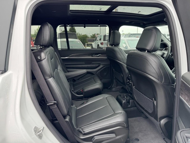 Jeep Grand Cherokee L Vehicle Image 17