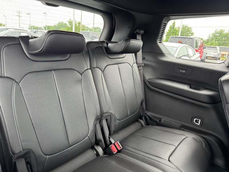 Jeep Grand Cherokee L Vehicle Image 18