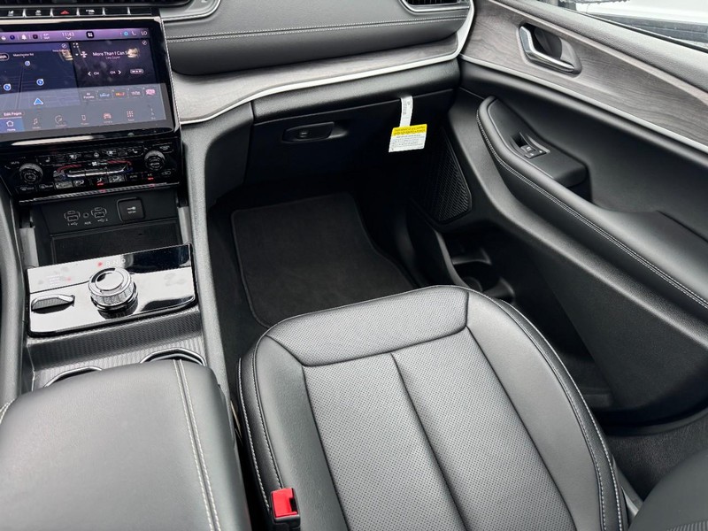 Jeep Grand Cherokee L Vehicle Image 23