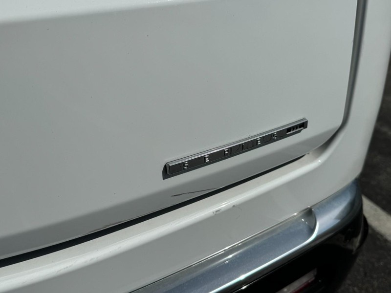 Jeep Wagoneer L Vehicle Image 13