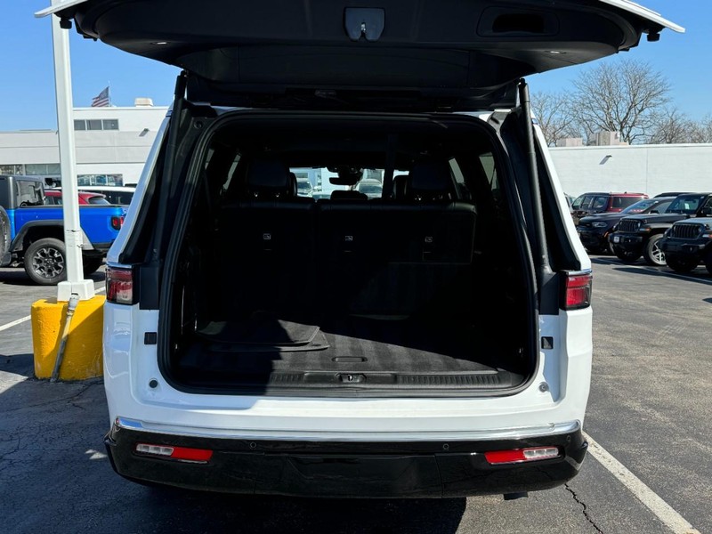 Jeep Wagoneer L Vehicle Image 14