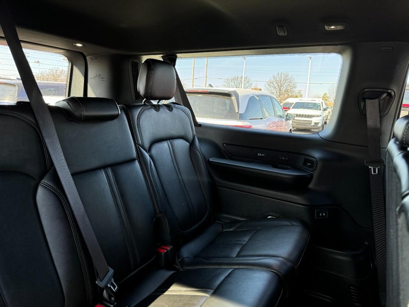 Jeep Wagoneer L Vehicle Image 18