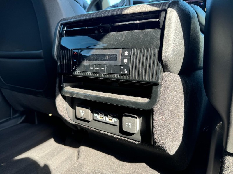 Jeep Wagoneer L Vehicle Image 19