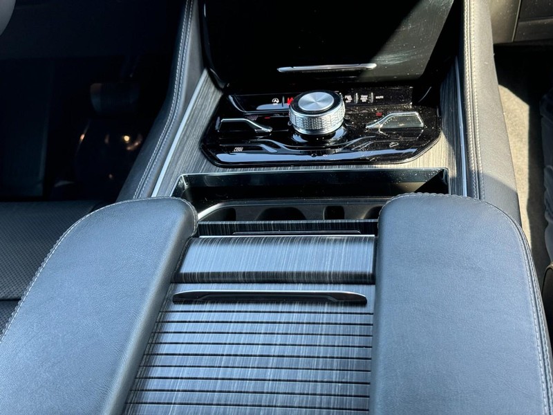 Jeep Wagoneer L Vehicle Image 23