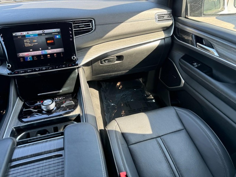 Jeep Wagoneer L Vehicle Image 24