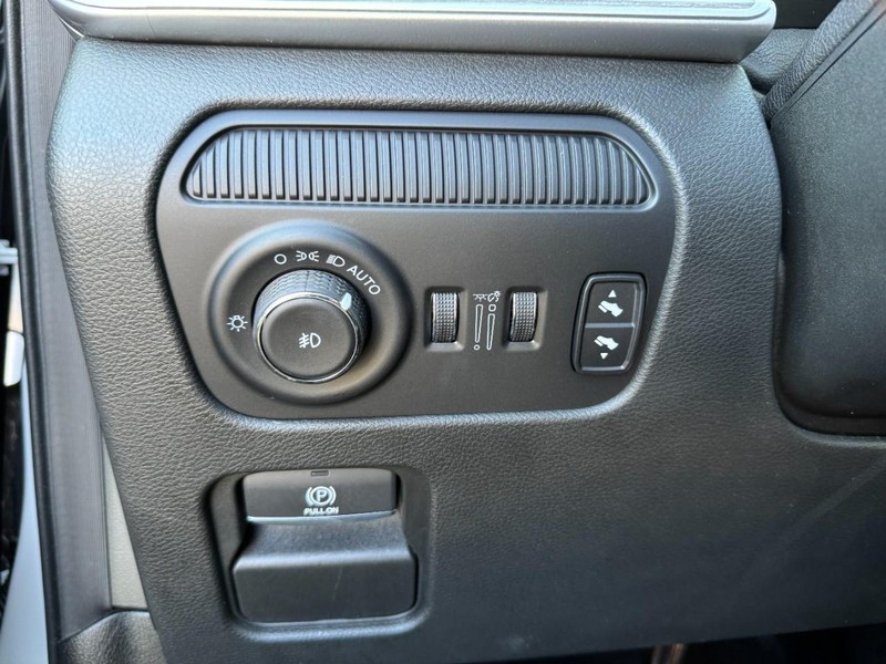 Jeep Wagoneer L Vehicle Image 26