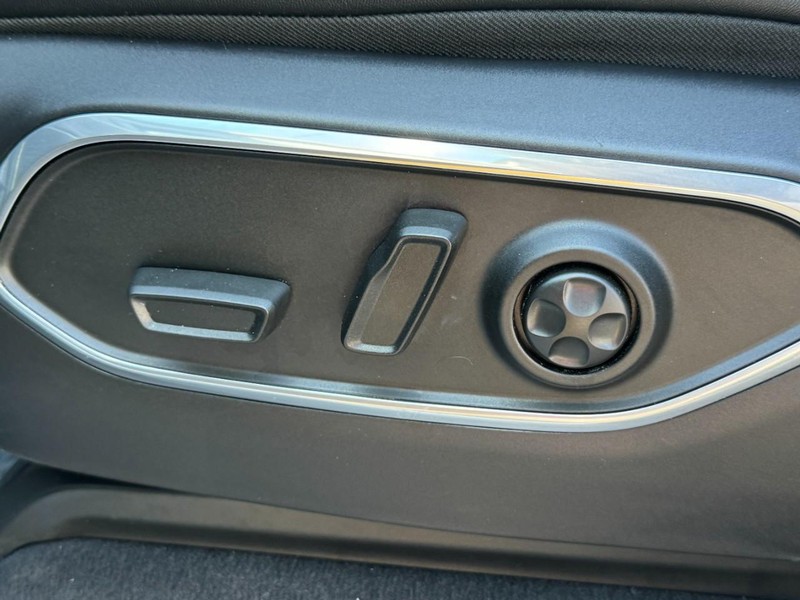 Jeep Wagoneer L Vehicle Image 38
