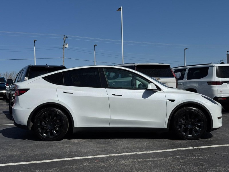 Tesla Model Y Vehicle Image 02