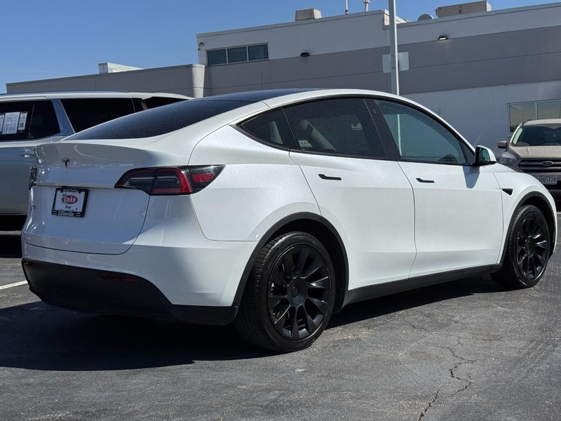 Tesla Model Y Vehicle Image 03