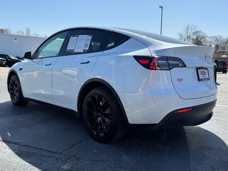Tesla Model Y Vehicle Image 04