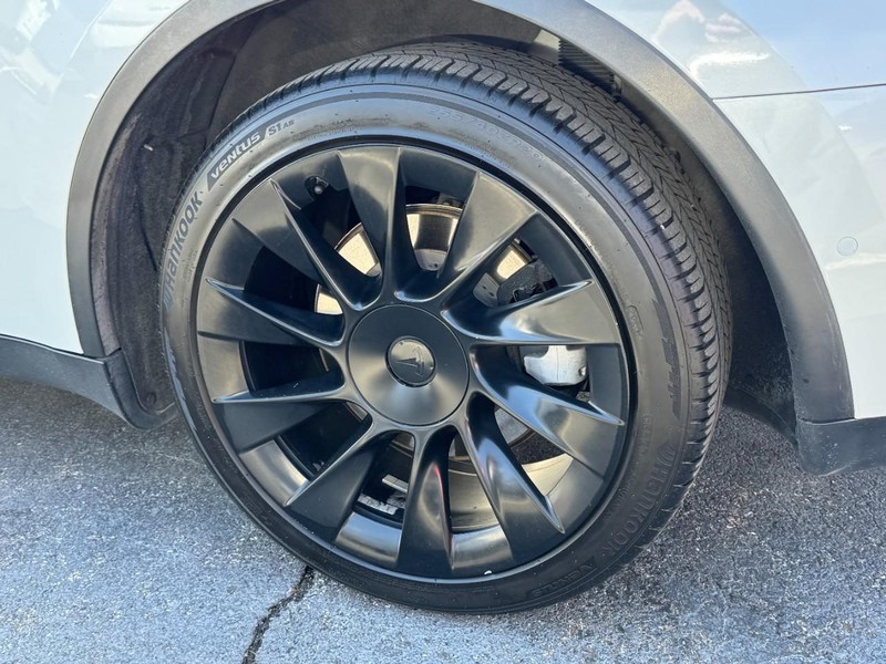 Tesla Model Y Vehicle Image 07