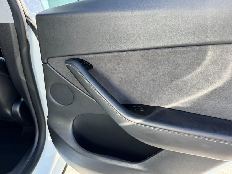 Tesla Model Y Vehicle Image 21