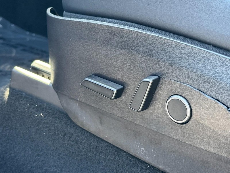 Tesla Model Y Vehicle Image 31