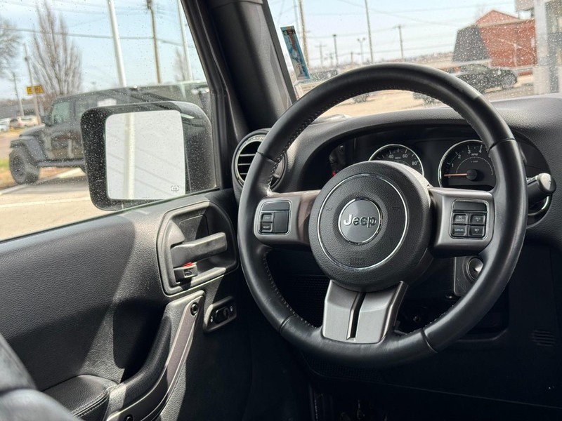 Jeep Wrangler JK Unlimited Vehicle Image 18